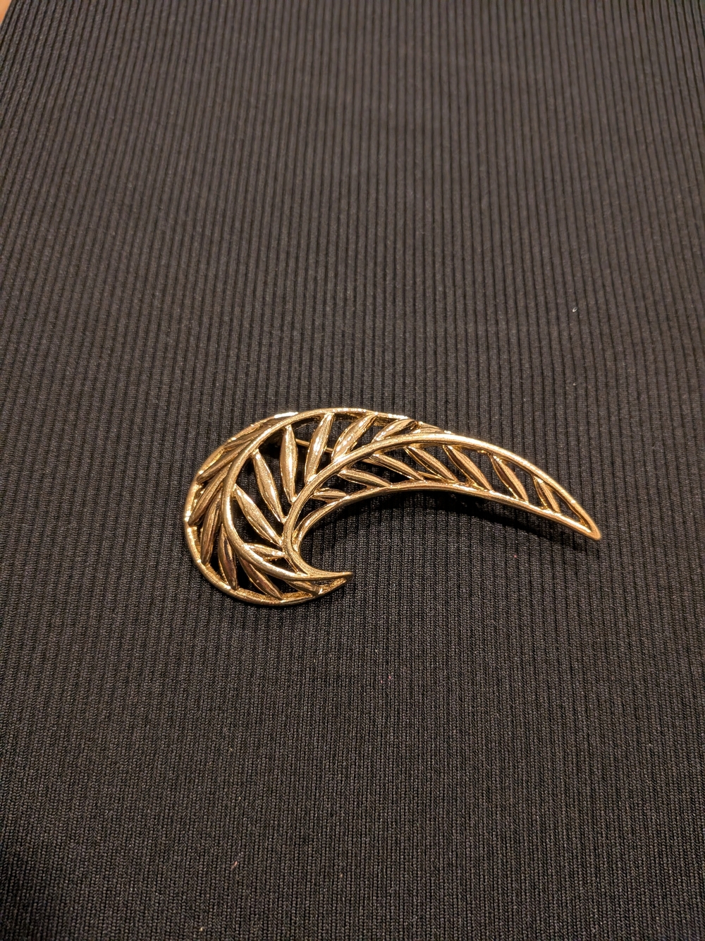B#5: Vintage 2007s Gold Tone Leaf Sculptural Brooch - Women Accessories
